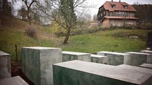 Kuenstler errichten Holocaust-Mahnmal neben Hoeckes Wohnhaus